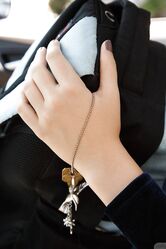 А твоей девушке слабо в таком виде на улицу выйти?