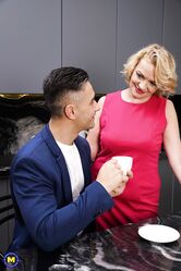 Ты обязан меня ублажать!