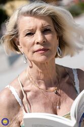 Блядь старая, тебе на пенсию не пора?