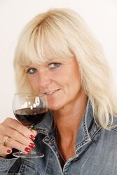 Никто милфу за 50 не хочет?