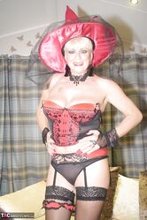 Твоей дырке пора на пенсию!