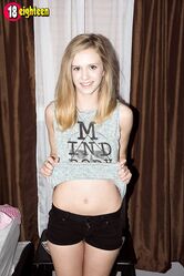 Даже маленькие сиськи приятно лапать!