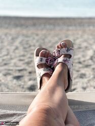 Приходи ко мне на пляж, трусы сними и рядом ляжь