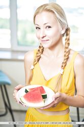 Угостить тебя арбузом?