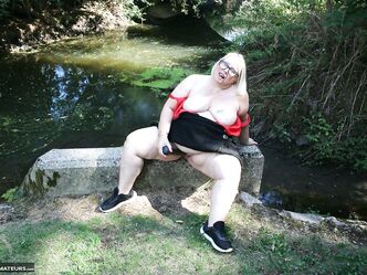 Если бы у тебя год не было бабы, вдул бы ей?