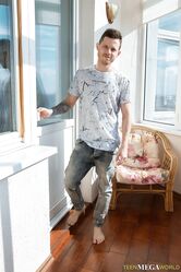 Такая молодая, а уже в жопу ебется